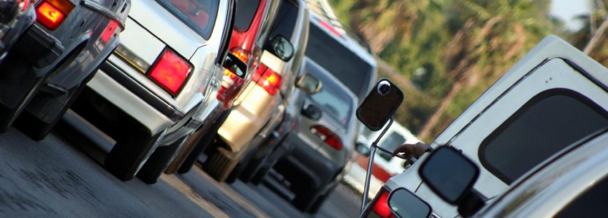 Autos in de file voor de stoplicht