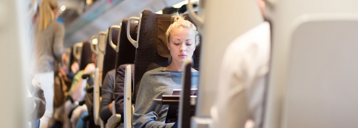 Jonge vrouw in de trein